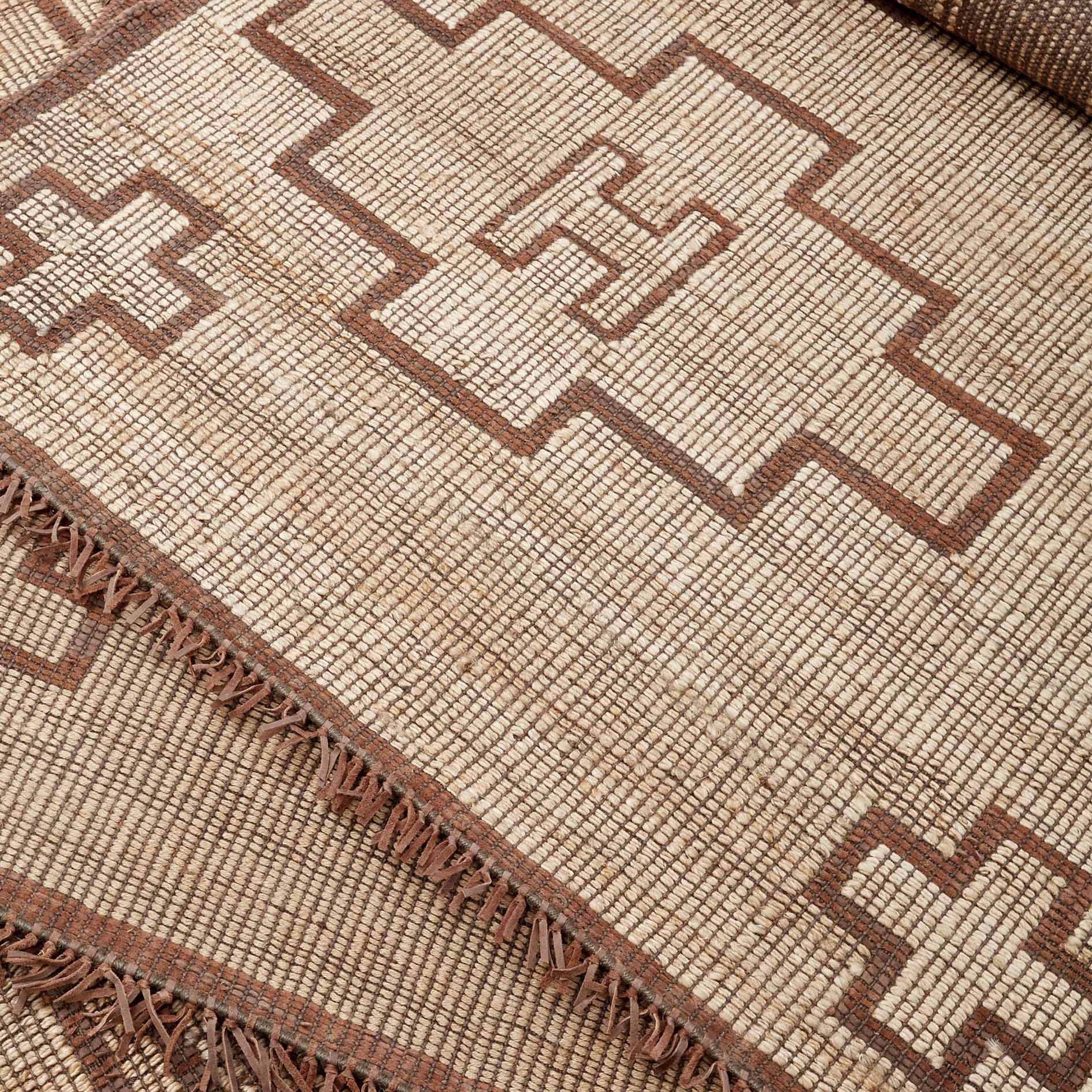Fez - A large jute and leather Tuareg style rug - Large natural
